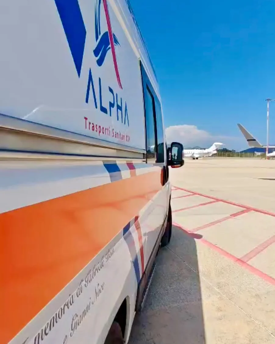 Ambulanza ALPHA sulla pista dell'aeroporto di Olbia durante un trasferimento sanitario in aereo