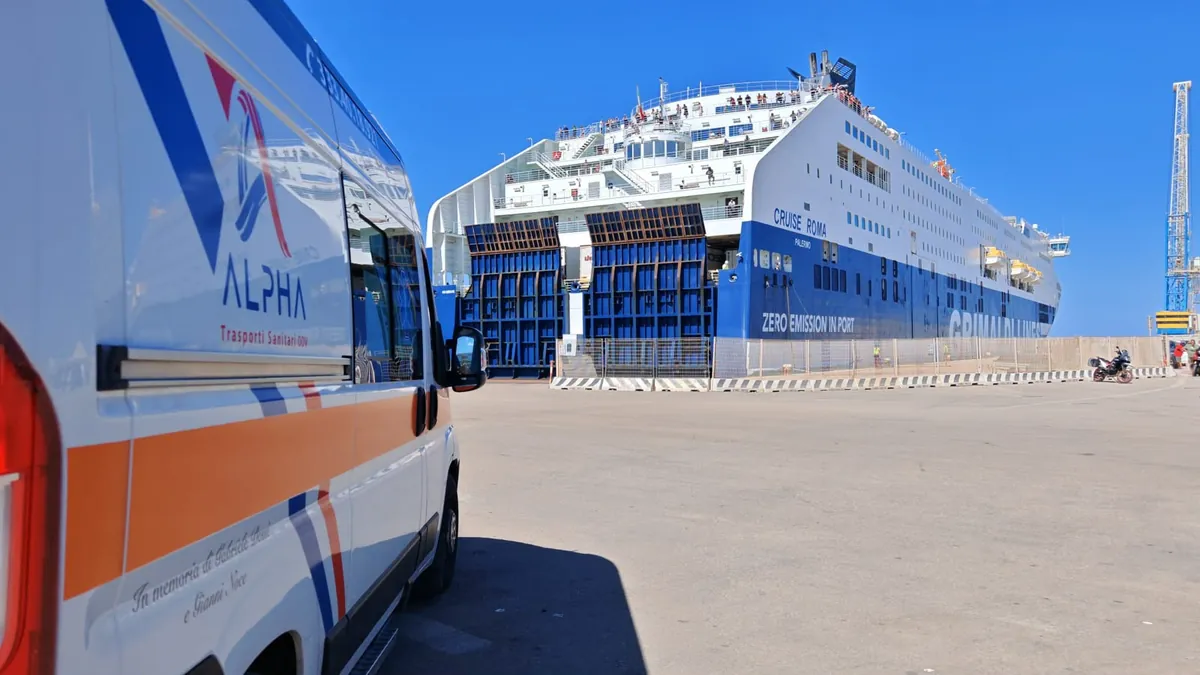 L'ambulanza ALPHA in banchina al porto davanti al traghetto, pronta all'imbarco per un trasferimento sanitario dalla Sardegna al continente
