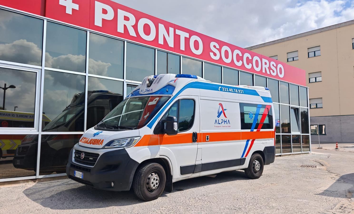 L'ambulanza ALPHA con il numero 333 401 8921 sulla fiancata, parcheggiata davanti all'ingresso del Pronto Soccorso