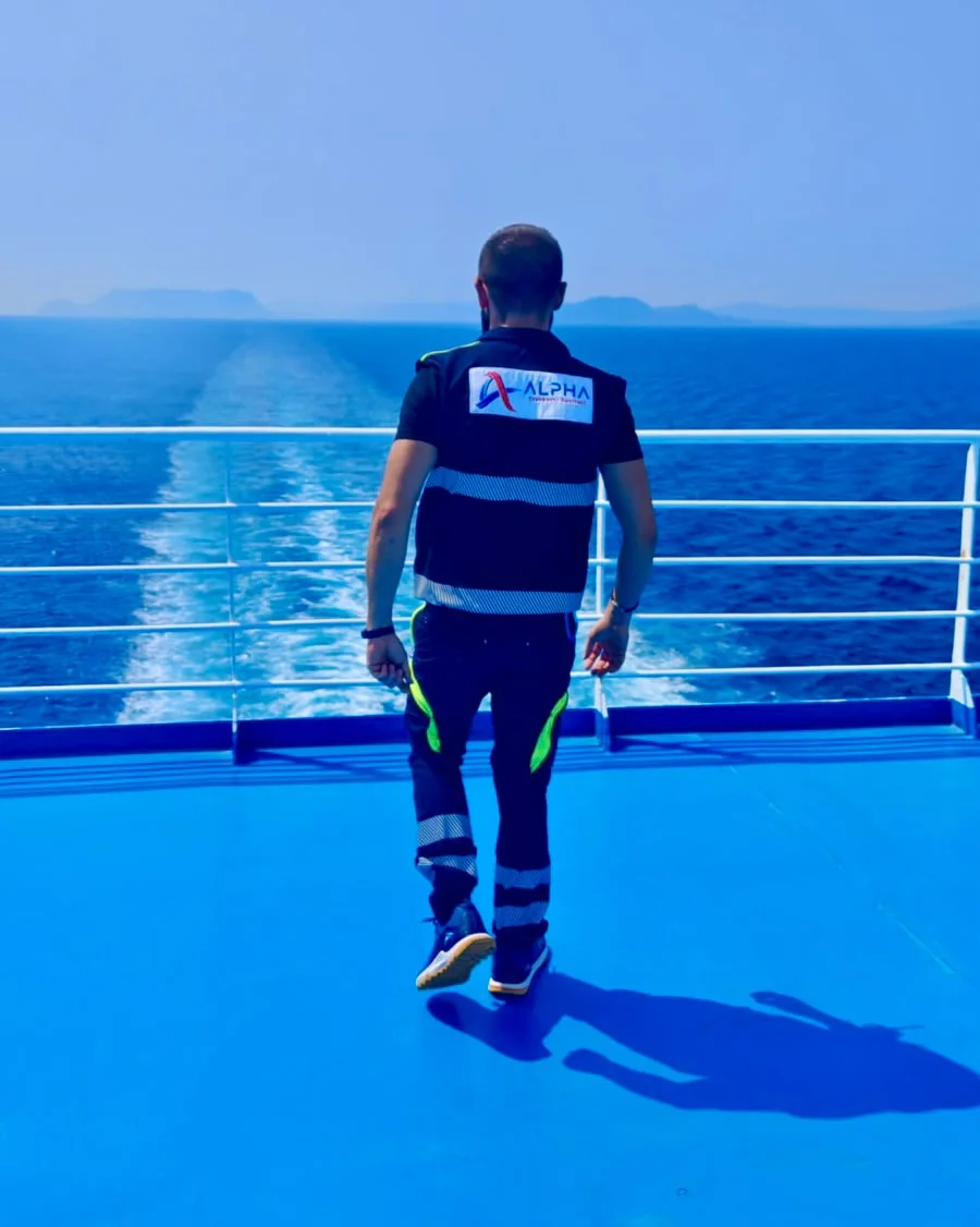Un nostro operatore in divisa ALPHA sul ponte del traghetto durante un trasferimento sanitario verso la penisola