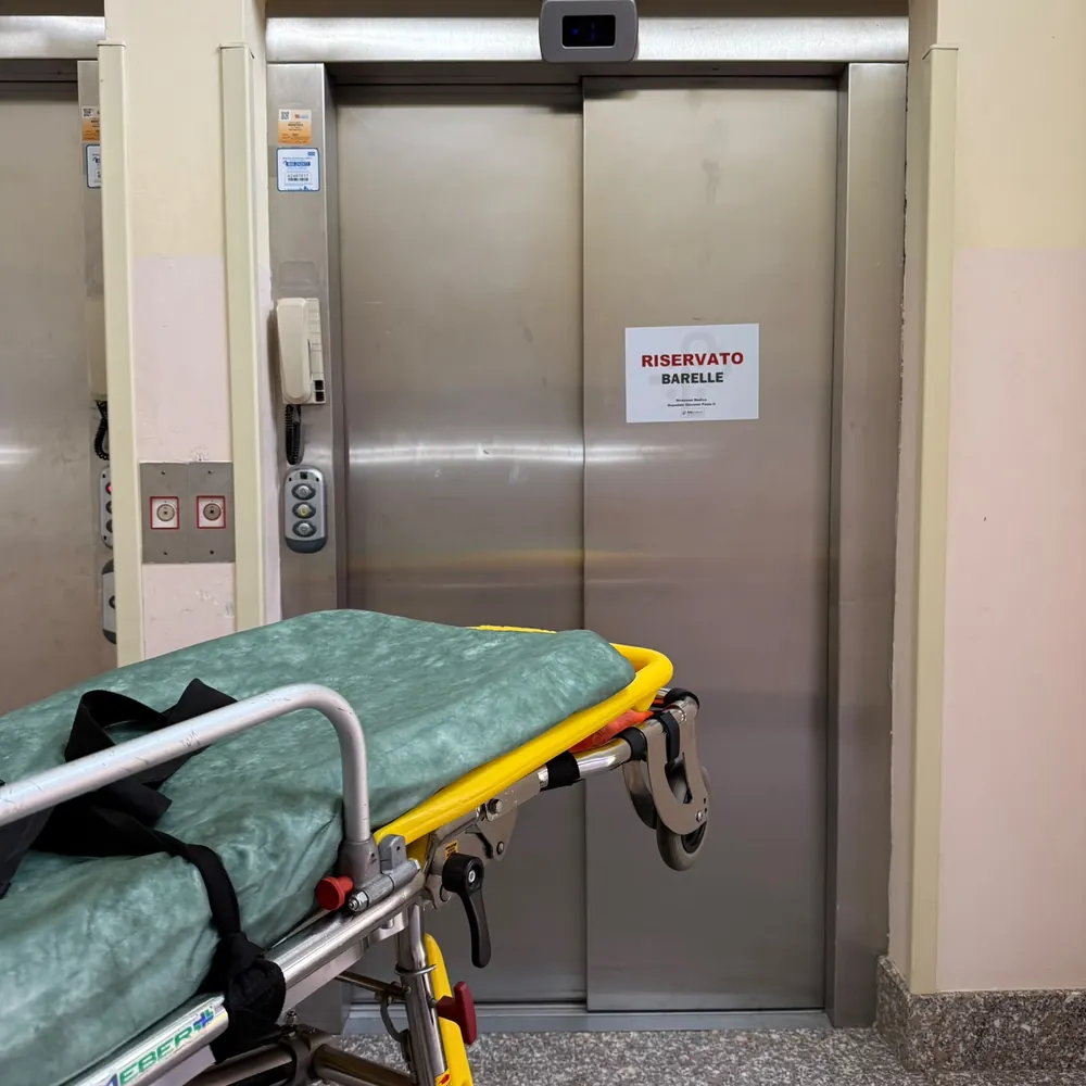 La barella ALPHA davanti all'ascensore riservato alle barelle dell'ospedale, pronta per una dimissione