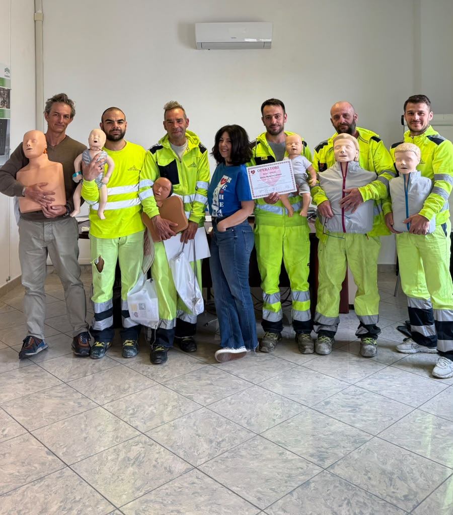 Squadra di lavoratori in alta visibilità con attestati di primo soccorso