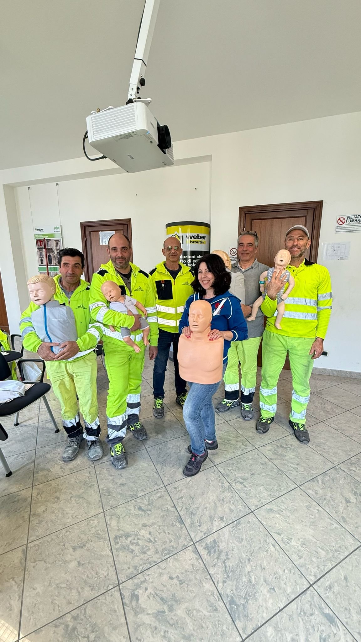 Esercitazione pratica di rianimazione su manichino durante un corso BLSD