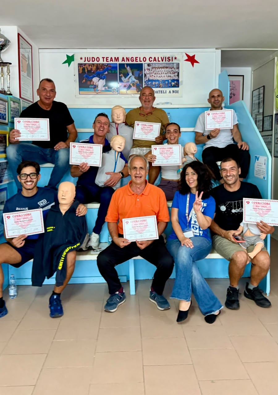 Istruttori di judo con gli attestati BLSD nella loro palestra