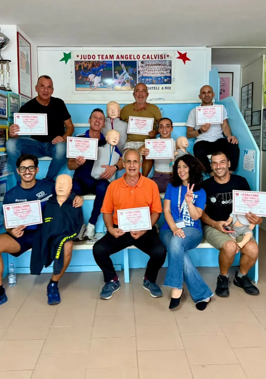Gli istruttori di una palestra di judo mostrano gli attestati BLSD nella loro palestra