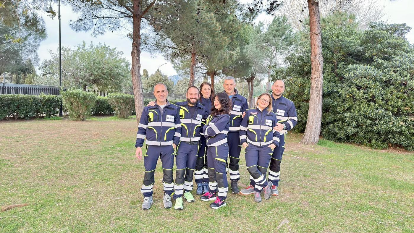 La squadra di volontari ALPHA Trasporti Sanitari al completo, in divisa