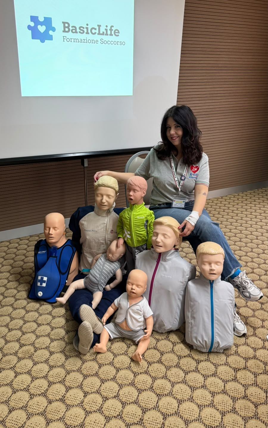 Miriam Castellano con la dotazione completa di manichini BasicLife, dal neonato all'adulto, davanti alla presentazione del corso