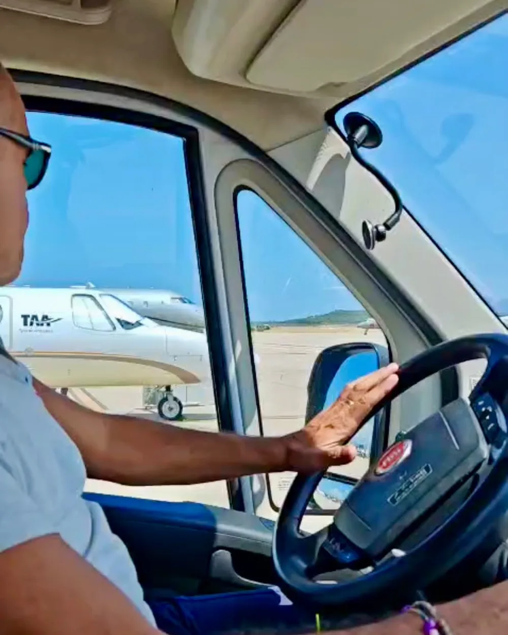Un autista ALPHA al volante dell'ambulanza, visto dal sedile accanto, durante il viaggio verso Sassari