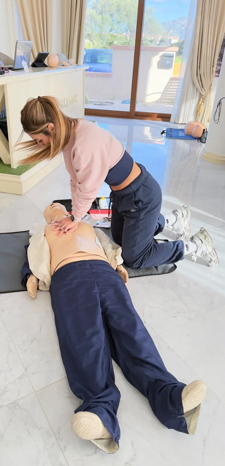 Una corsista si esercita nella rianimazione cardiopolmonare su manichino durante il corso