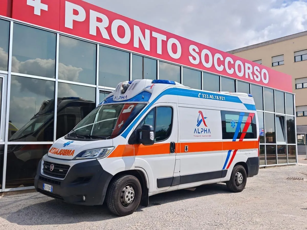 Ambulanza ALPHA davanti all'ingresso del Pronto Soccorso dell'ospedale di Olbia