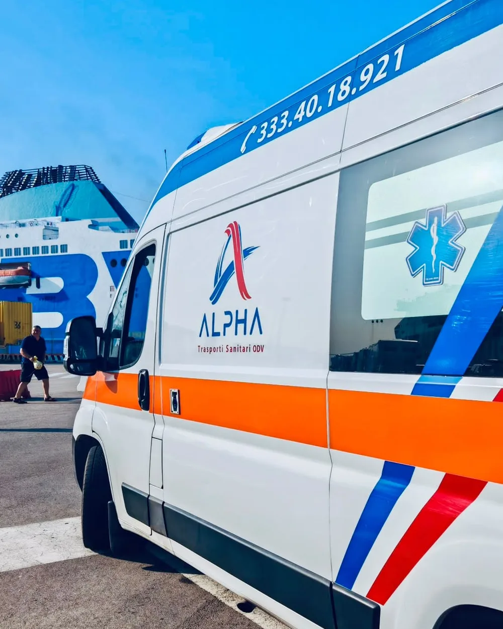 L'ambulanza ALPHA ferma al porto di Olbia, con il traghetto sullo sfondo