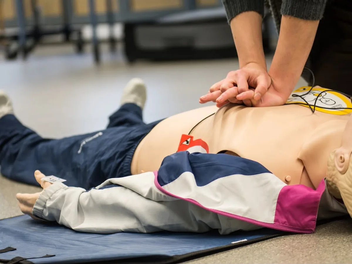 Primo piano di un manichino con le piastre del defibrillatore didattico applicate al torace