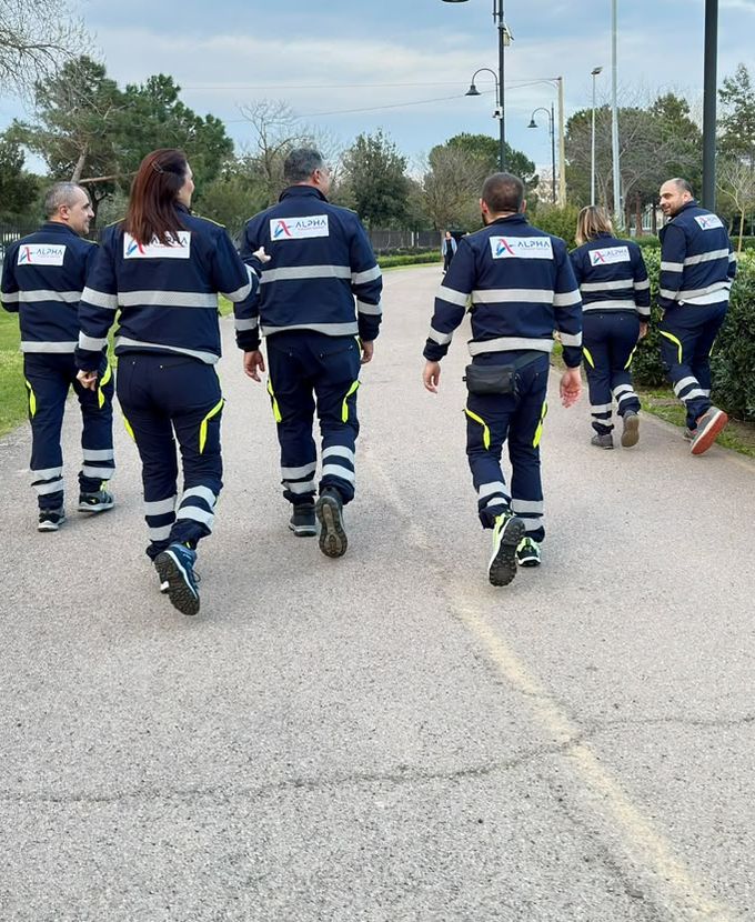 La squadra di volontari ALPHA in divisa cammina insieme verso il prossimo servizio