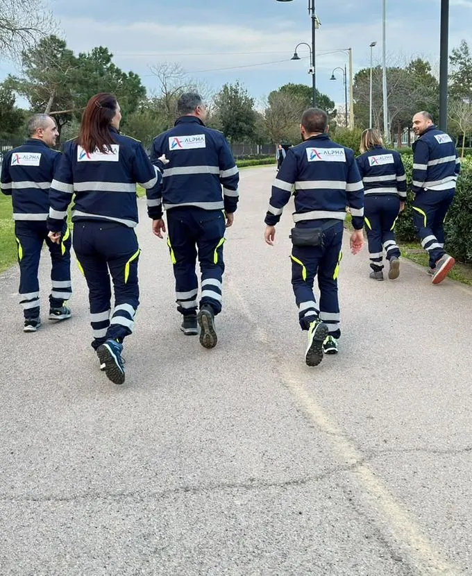 La squadra di volontari ALPHA in divisa cammina insieme verso il prossimo servizio