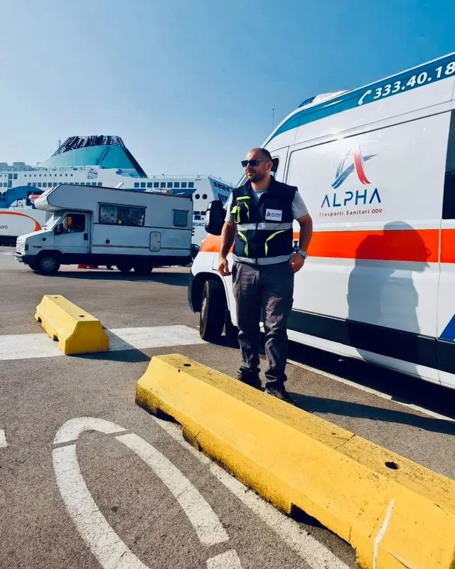 Pasqualino, autista soccorritore ALPHA, accanto all'ambulanza al porto di Olbia