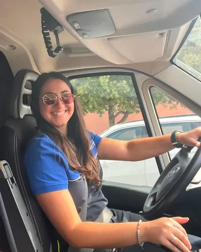 Alice, autista soccorritrice ALPHA, sorride al volante dell'ambulanza